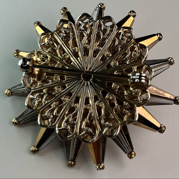 Vintage Gold Tone Starburst Aurora Borealis Brooch - Picture 7 of 8
